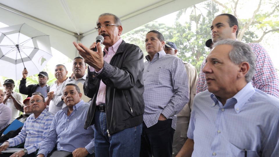 Danilo Medina lleva apoyo a productores de aguacate de Tamboril