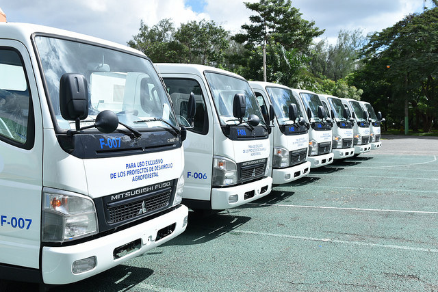 Promesa cumplida; siete camiones para proyectos agroforestales