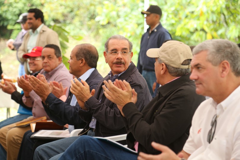 Danilo Medina apoya a cacaocultores de Villa Altagracia para agregar valor a productos