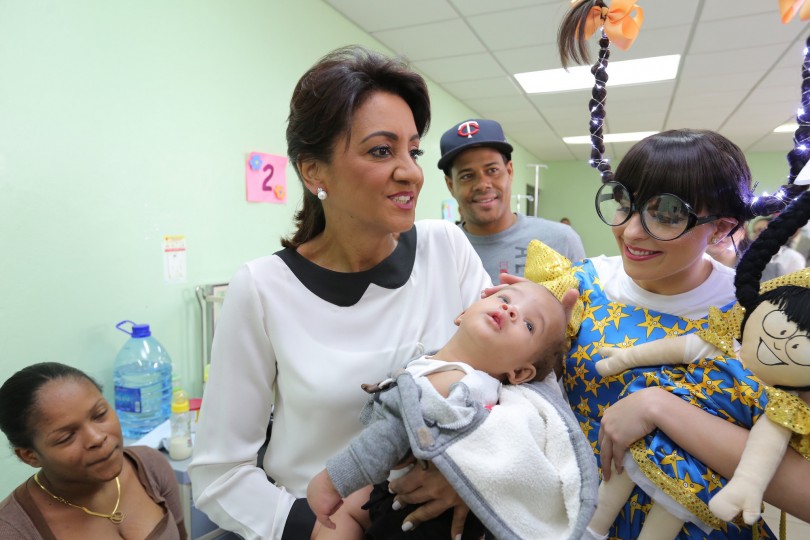 Doña Candy entrega juguetes a niños y niñas del hospital Robert Reid Cabral