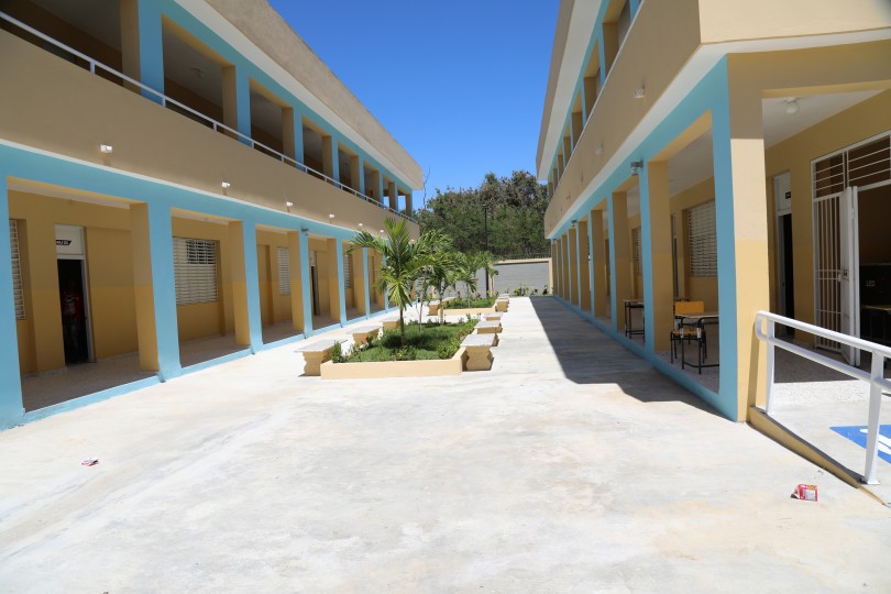 DM entrega tres escuelas para 1,925 estudiantes de San Cristóbal