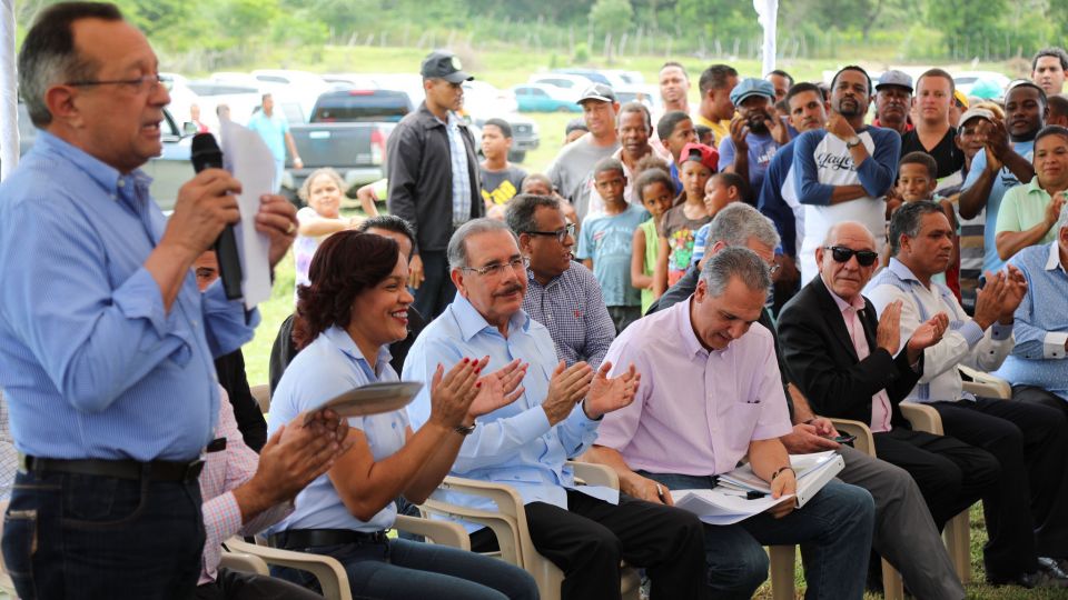 Danilo reafirma apoyo a ganaderos de Las Yayas; entrega más de 7 millones de pesos