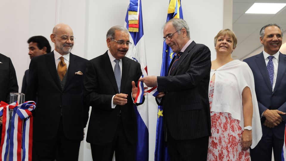UE felicita a Danilo Medina por manejo de la economía. Presidente asiste inauguración nueva sede