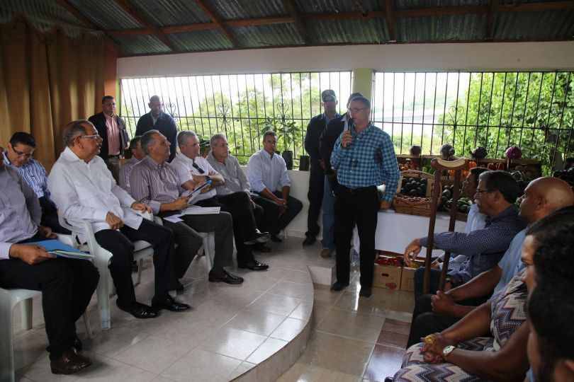 Danilo Medina lleva apoyo y alegría a productores de aguacate de El Pinar de Ocoa