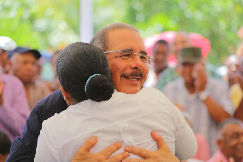 Presidente Danilo Medina visita Sabana Cruz, Bánica, donde lleva apoyo a cinco asociaciones
