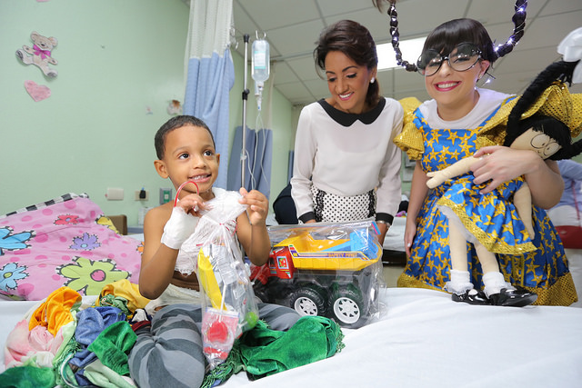 Doña Candy entrega juguetes a niños y niñas del hospital Robert Reid Cabral
