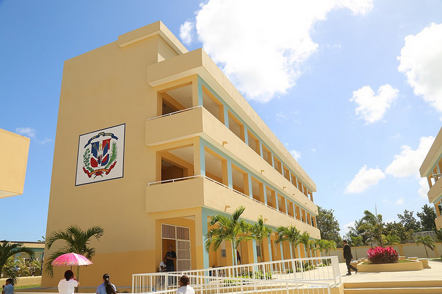 Padres, estudiantes y profesores de Villa Tropicalia reciben con alegría su nueva escuela