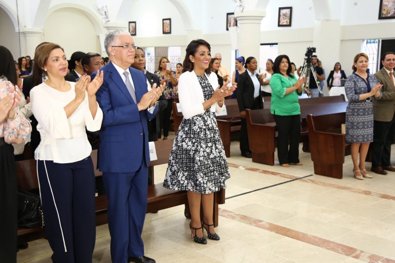 Primera Dama participa en eucaristía “La Espiritualidad en la Familia”, del padre mexicano Ángel Espinosa