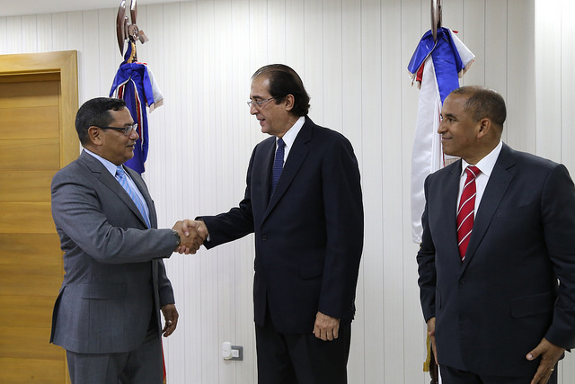 Ministro de la Presidencia, Gustavo Montalvo, posesiona al nuevo presidente de la DNCD