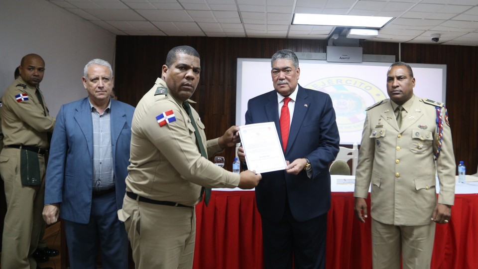 Ministerio Integración gradúa 27 oficiales del Ejército  