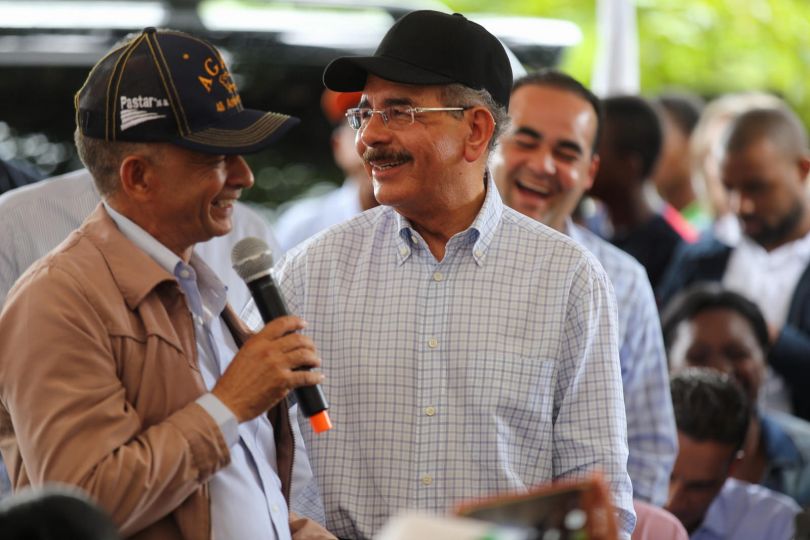 Gente de Hato Mayor recibe apoyo de Danilo para titulación y aumentar producción cacao y chinola