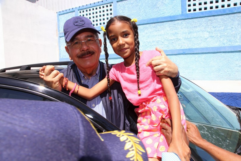 Danilo Medina y niña de Peravia