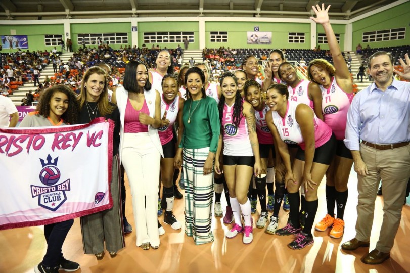 Cándida Montilla de Medina recibe distinción en Primer Torneo de Volibol Femenino