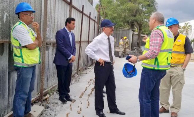 Danilo observa avances en la construcción Ciudad Sanitaria Luis Eduardo Aybar