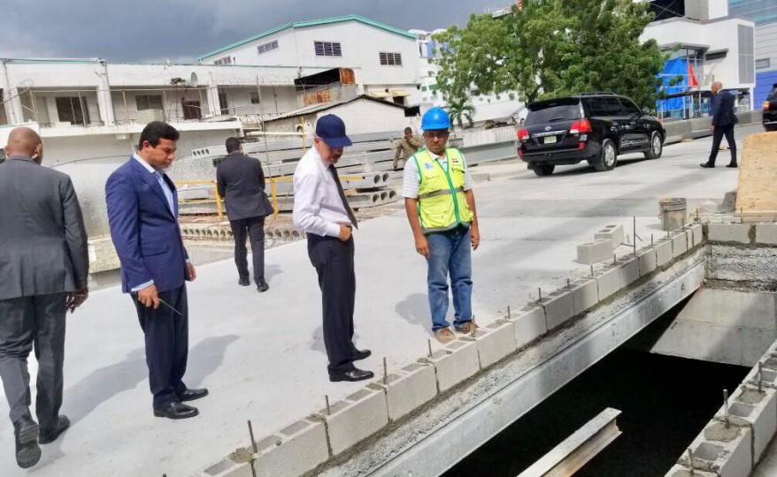 Danilo observa avances en la construcción Ciudad Sanitaria Luis Eduardo Aybar
