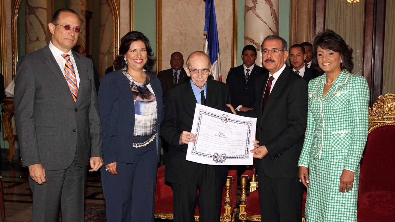 Presidente Danilo Medina junto al vicepresidenta, Margarita Cedeño y la primera dama, Cándida Montilla de Medina, entrega reconocimiento