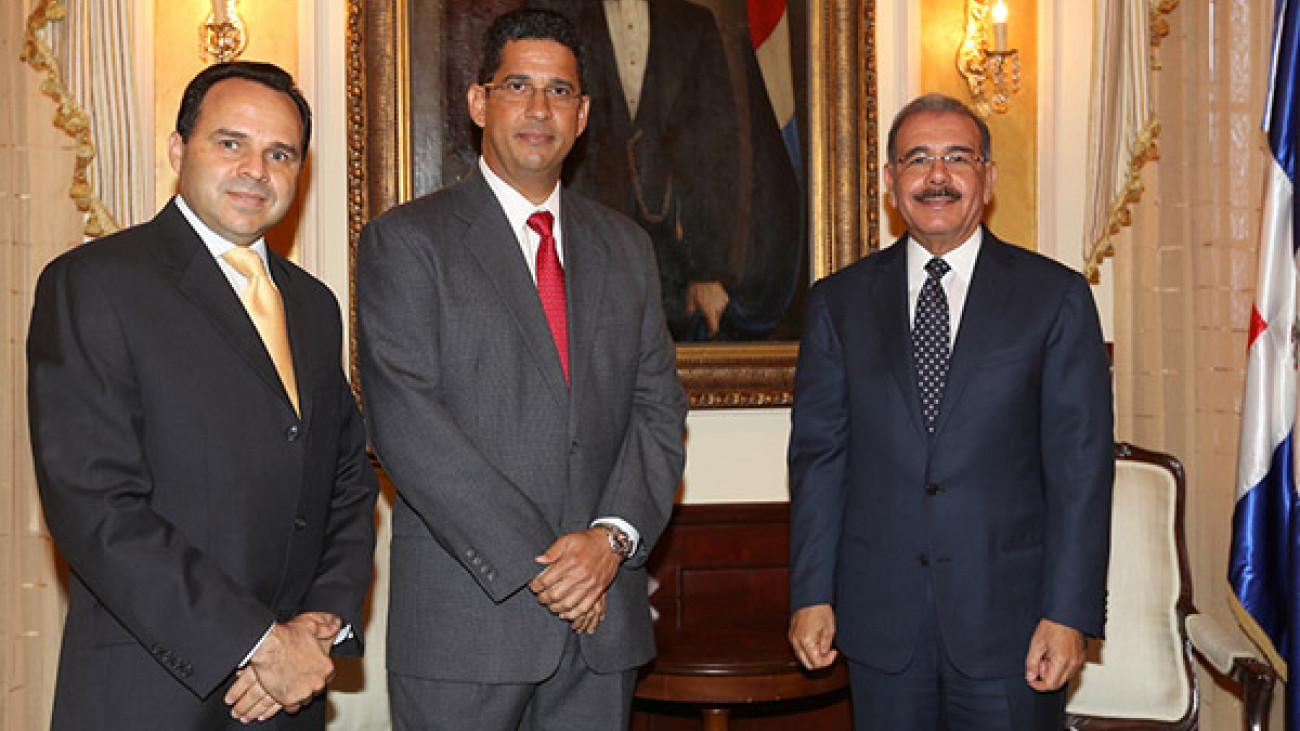 Danilo Medina con ejecutivos de Brugal y Compañía