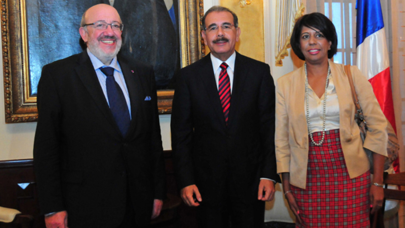Presidente Danilo Medina junto al opresidente de la Asamblea Parlamentaria Paritaria UE-ACP, Louis Michel y 