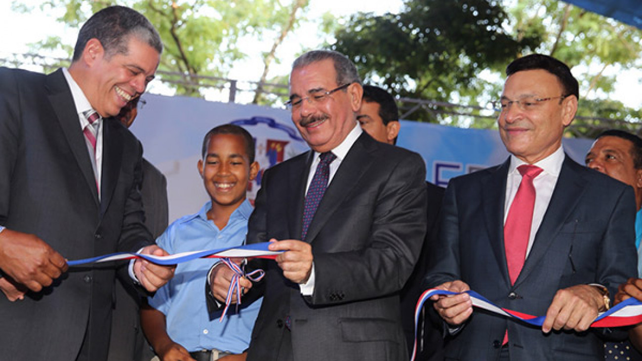 Presidente Danilo Medina entrega escuela en El Seibo.