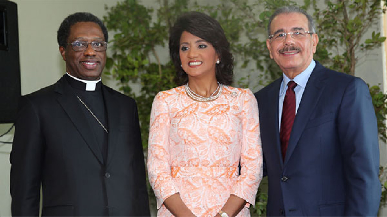 Presidente Danilo Medina; la primera Dama, Cándida Montilla de Medina y el nuncio apostólico, monseñor Jude Thaddeus Okolo