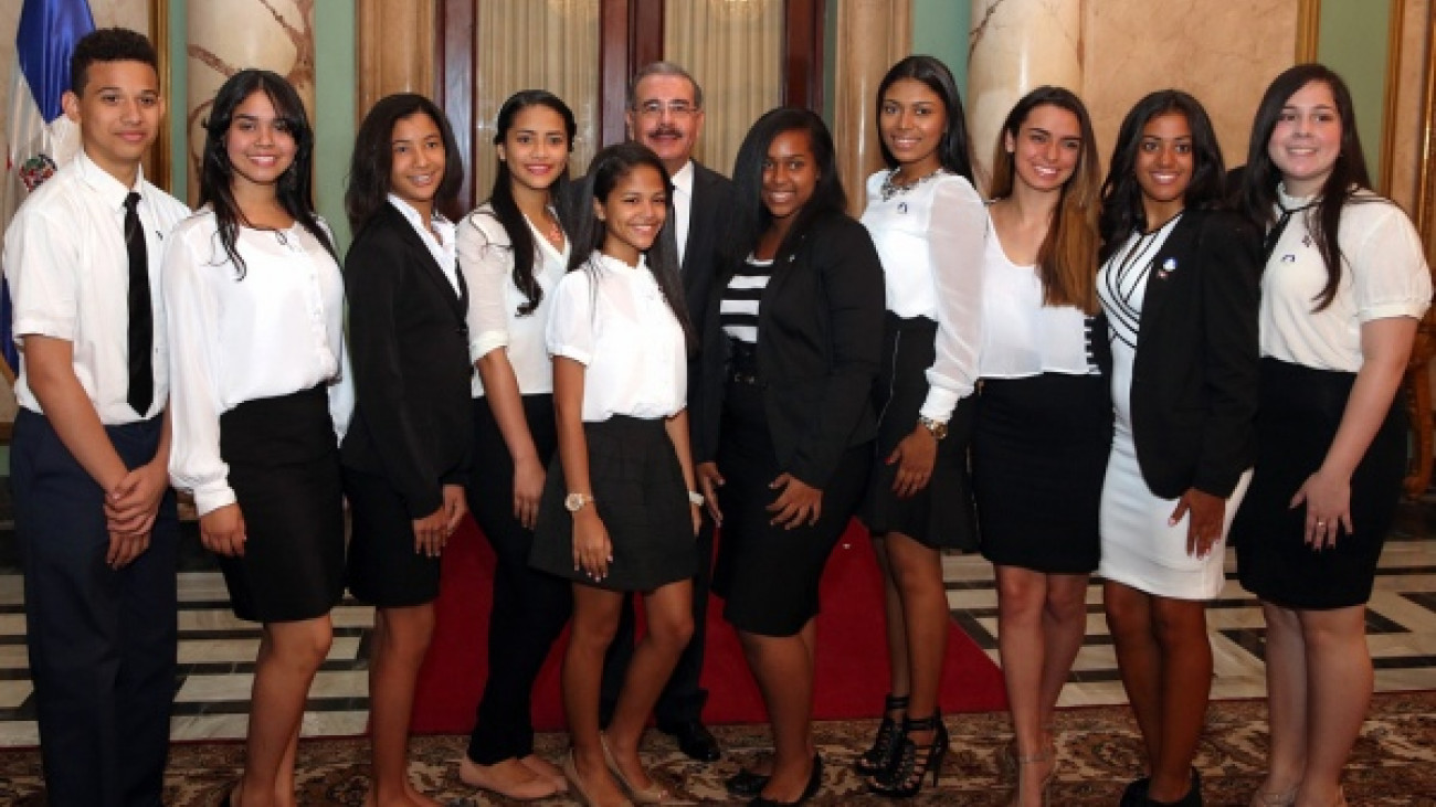 Estudiantes meritorios de NY con el presidente Medina