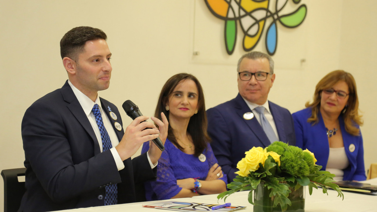 Director de investigación de Salud Pública de Autism Speaks, Michael Rosanof y personal del CAID