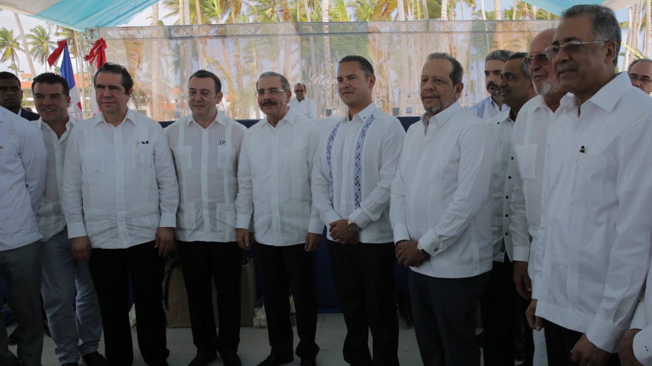 Presidente Danilo Medina, el ministro de Turismo Francisco, Javier García y ejecutivos del hotel Royalton Bávaro
