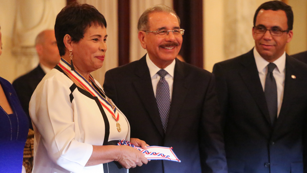 Presidente felicita a maestros ganadores de medallas al Mérito Magisterial