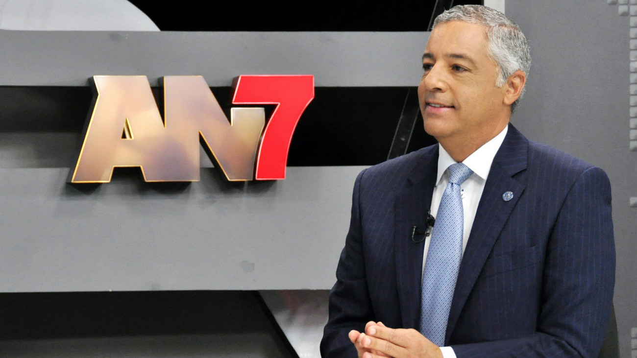 Ministro de Hacienda, Donald Guerrero Ortiz, mientras era entrevistado en el programa televisivo Antena Amanecer.