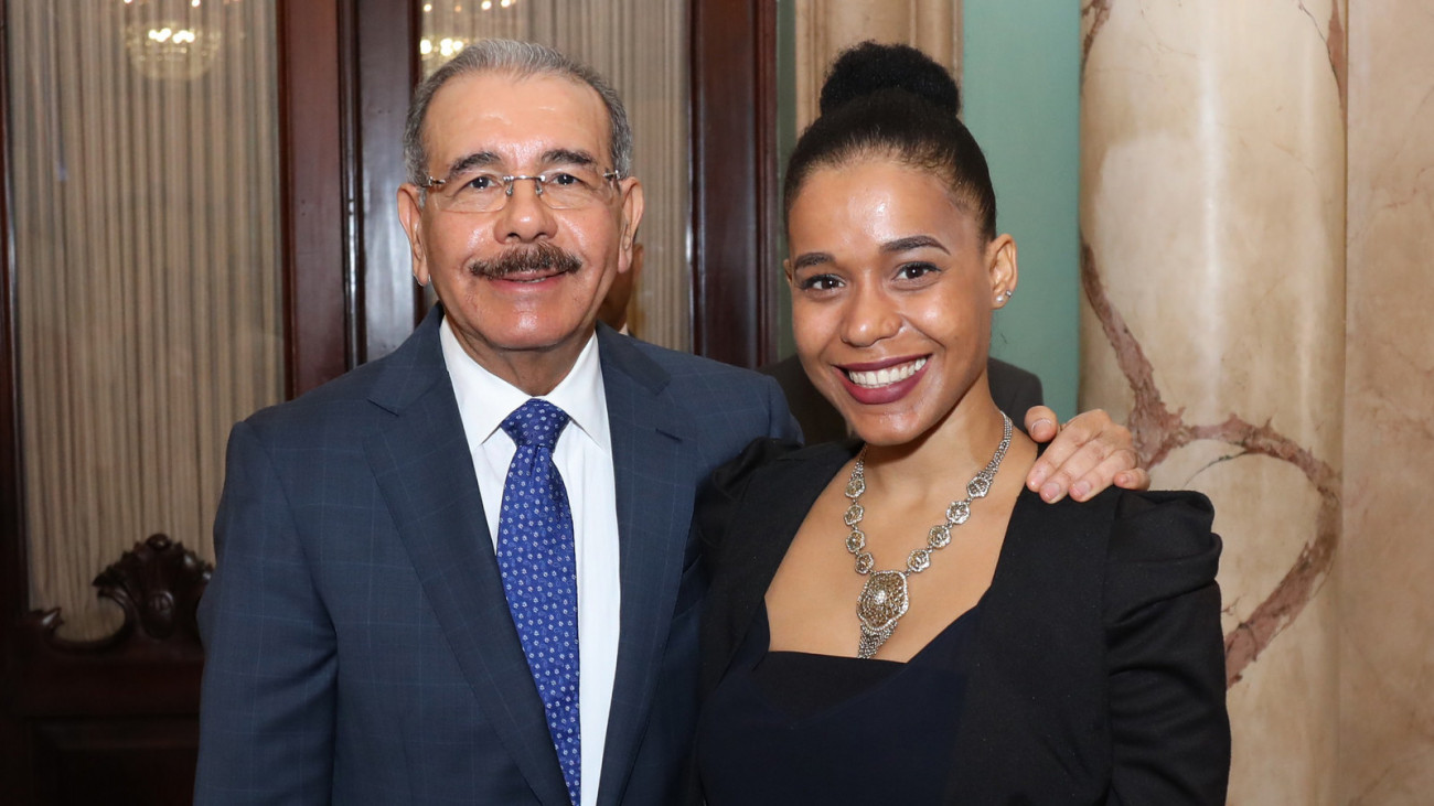 Danilo Medina junto a joven en Palacio Nacional.