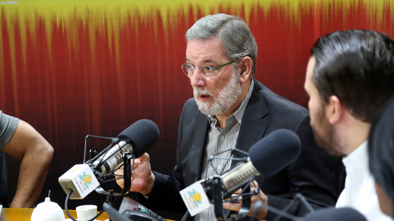 Roberto Rodriguez Marchena mientras era entrevistado en el programa radial El Sol de los Sábados. 