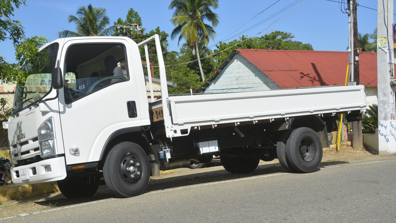 Gobierno entrega camión a productores de Dajabón