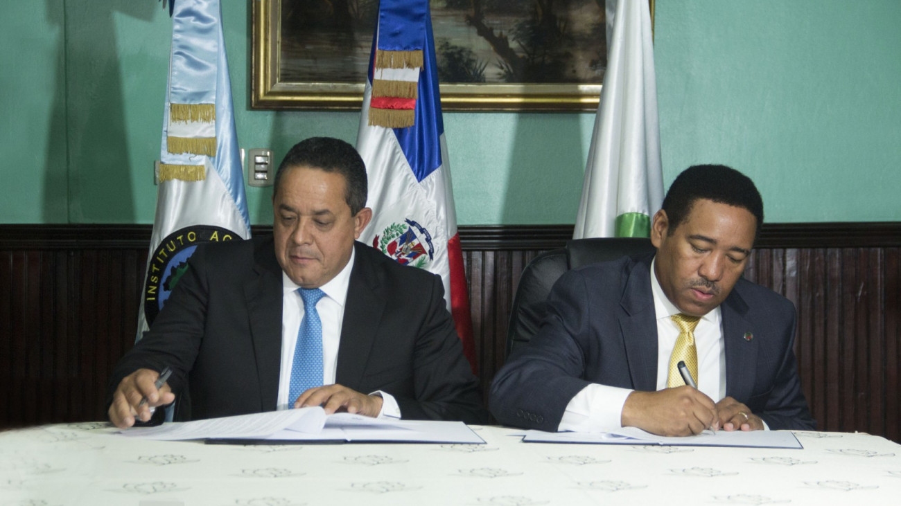 Emilio Toribio Olivo y Nicolás Calderón, en firma de acuerdo