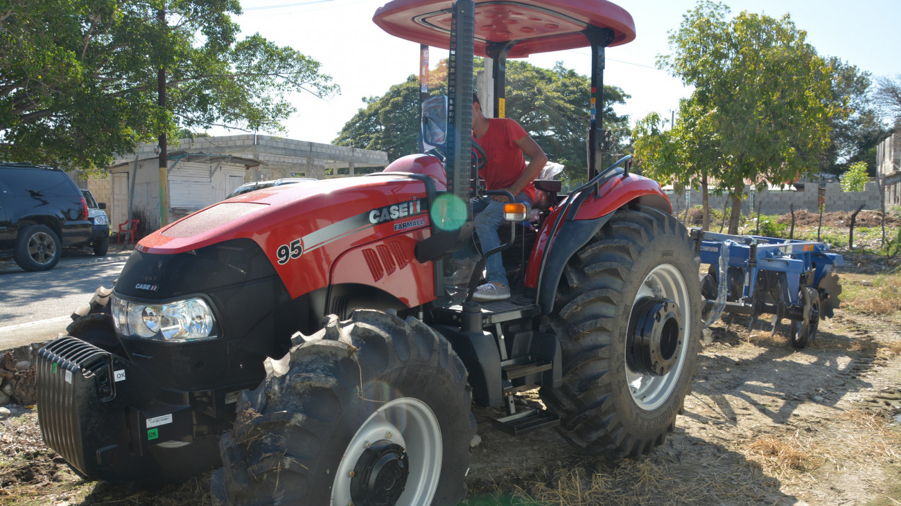 Gobierno entrega tractor con su rastra a productores de Palmar de Ocoa
