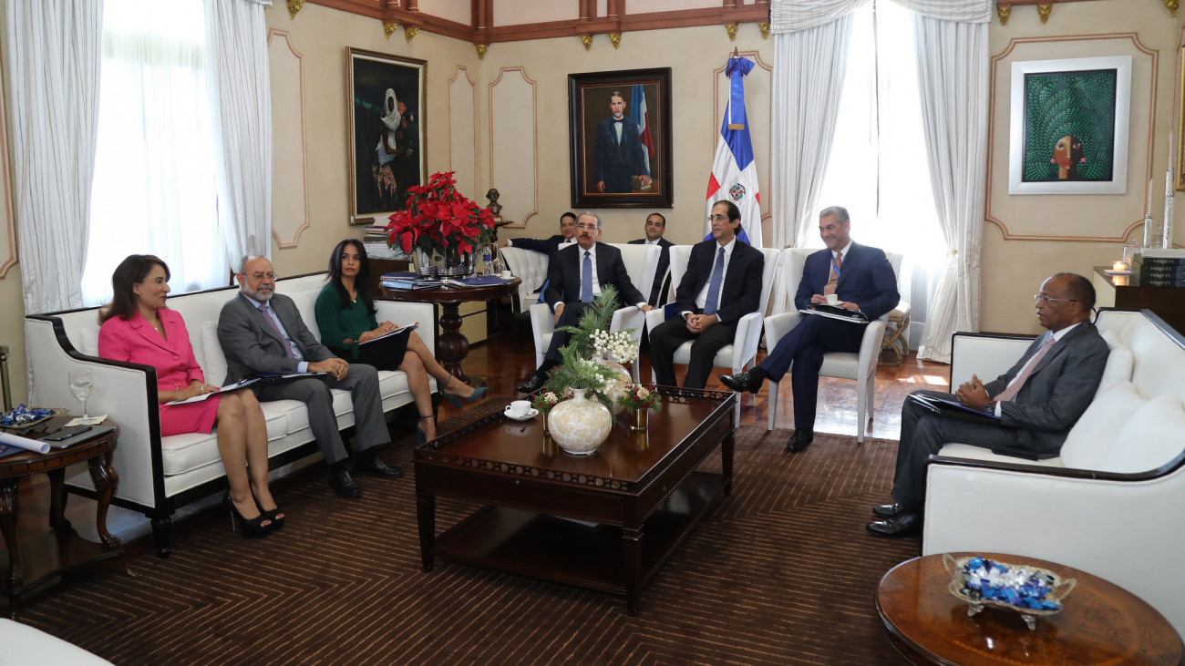 Danilo Medina reunido con la Comisión Ejecutiva del Plan Estratégico de Movilidad Urbana Sostenible para la ciudad de Santo Domingo 