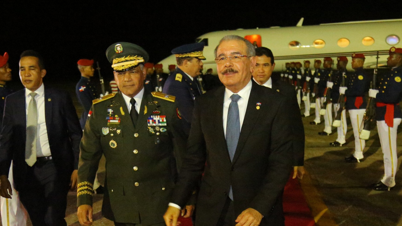 Tras participar en ceremonia transmisión mando presidencial de Iván Duque, Danilo Medina regresa al país