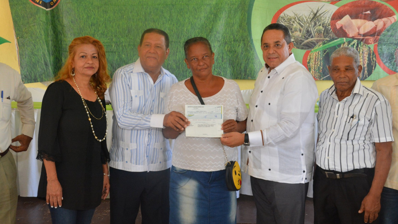 IAD entrega más de 7 millones de pesos a 85 productores cañeros de Baiguá