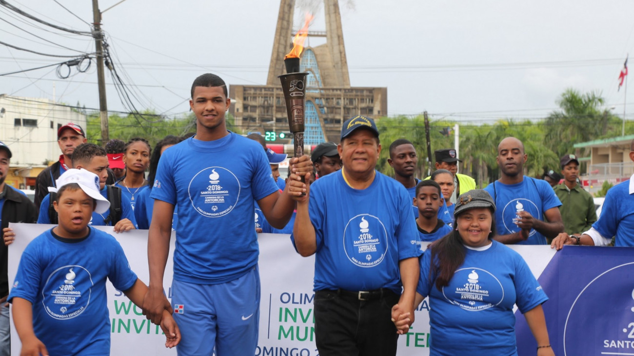 Niños, jóvenes y adultos se suman a energía de atletas y emocionados vencen lluvia al recibir la “Llama de la Esperanza”