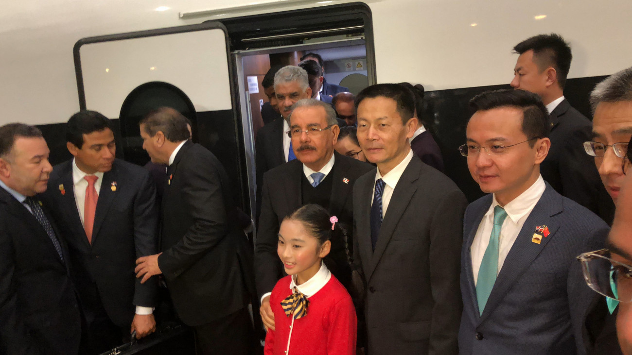 Danilo Medina llega a Shanghái; participará en la primera Exposición Internacional de Importación China