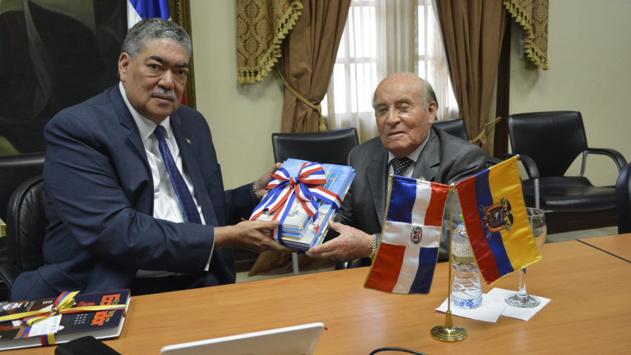 Ministro Integración Regional, Miguel Mejía y embajador de Ecuador, Manuel Enrique Cadena Suasnavas