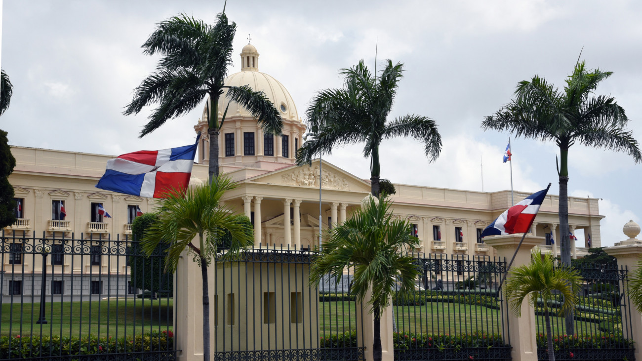 Fachada frontal Palacio Nacional, República Dominicana