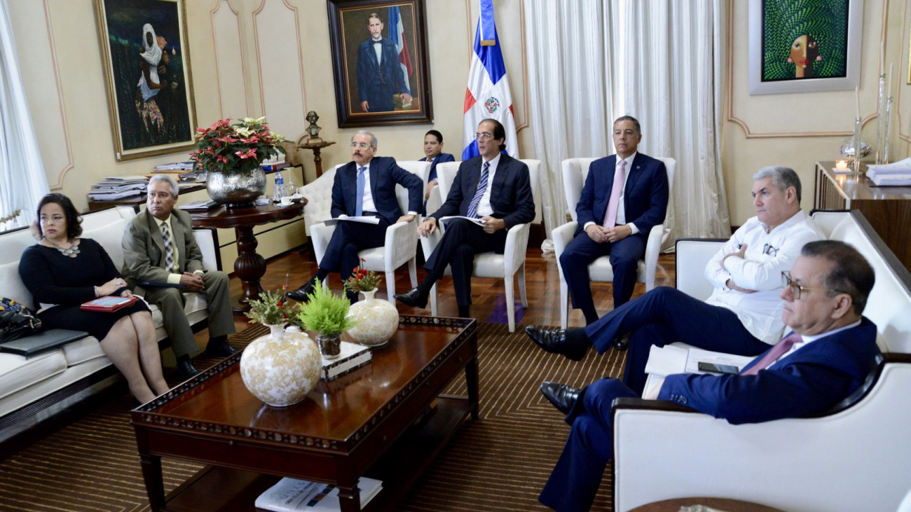 Danilo Medina junto a funcionarios 