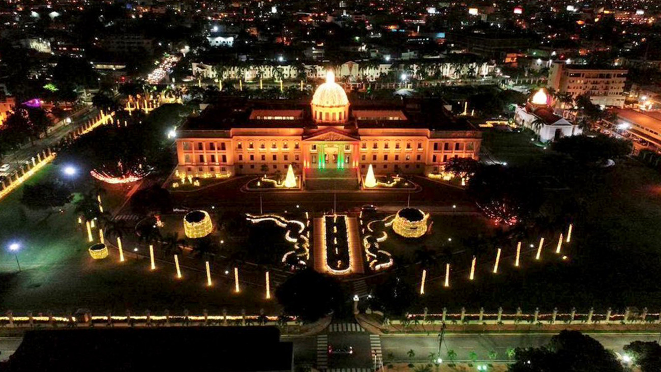 Vista aérea en la noche del Palacio Nacional de República Dominicana