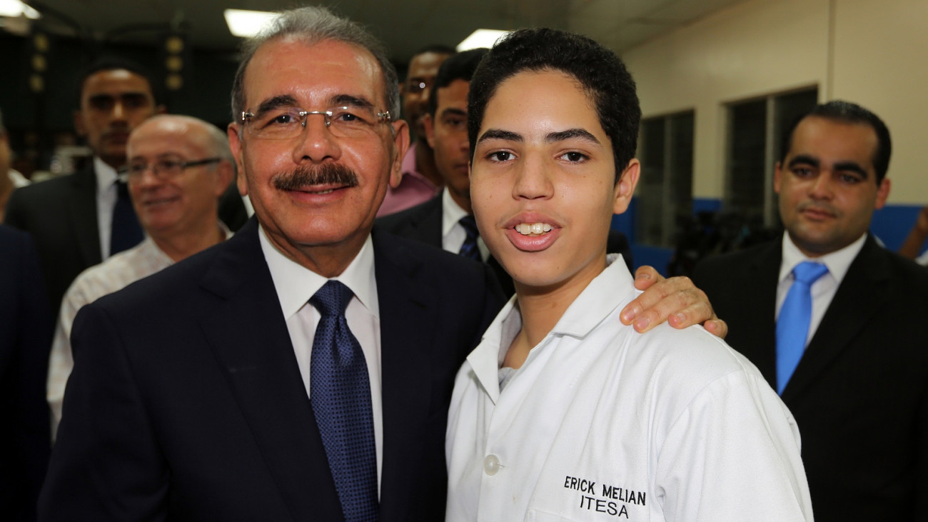 Danilo Medina renueva compromiso continuar trabajando por más capacitación y democratización de oportunidades para jóvenes dominicanos