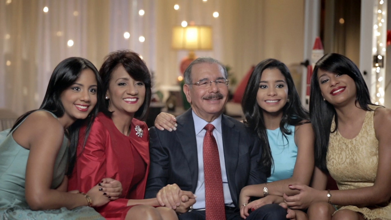 Danilo Medina junto a su esposa Cándida Montilla de Medina y sus hijas Vanessa, Sibely y Ana Paula