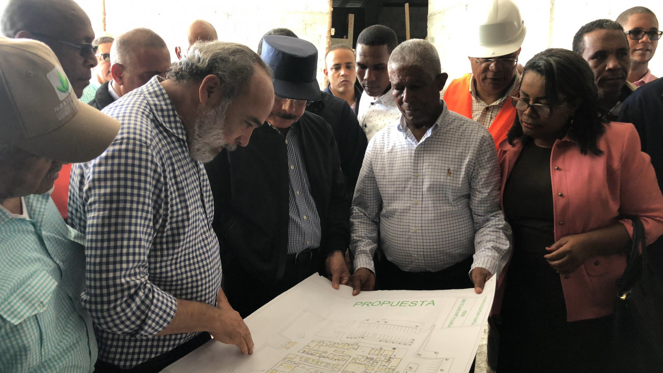 Danilo Medina revisa plano Hospital San Bartolomé de Neiba junto a director de la OISOE y autoridades locales  