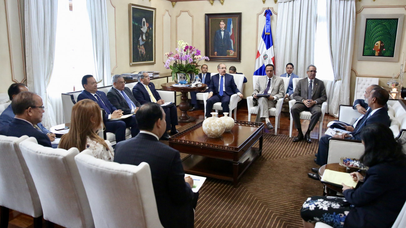Danilo Medina se reúne con funcionarios para dar seguimiento a construcción de escuelas 