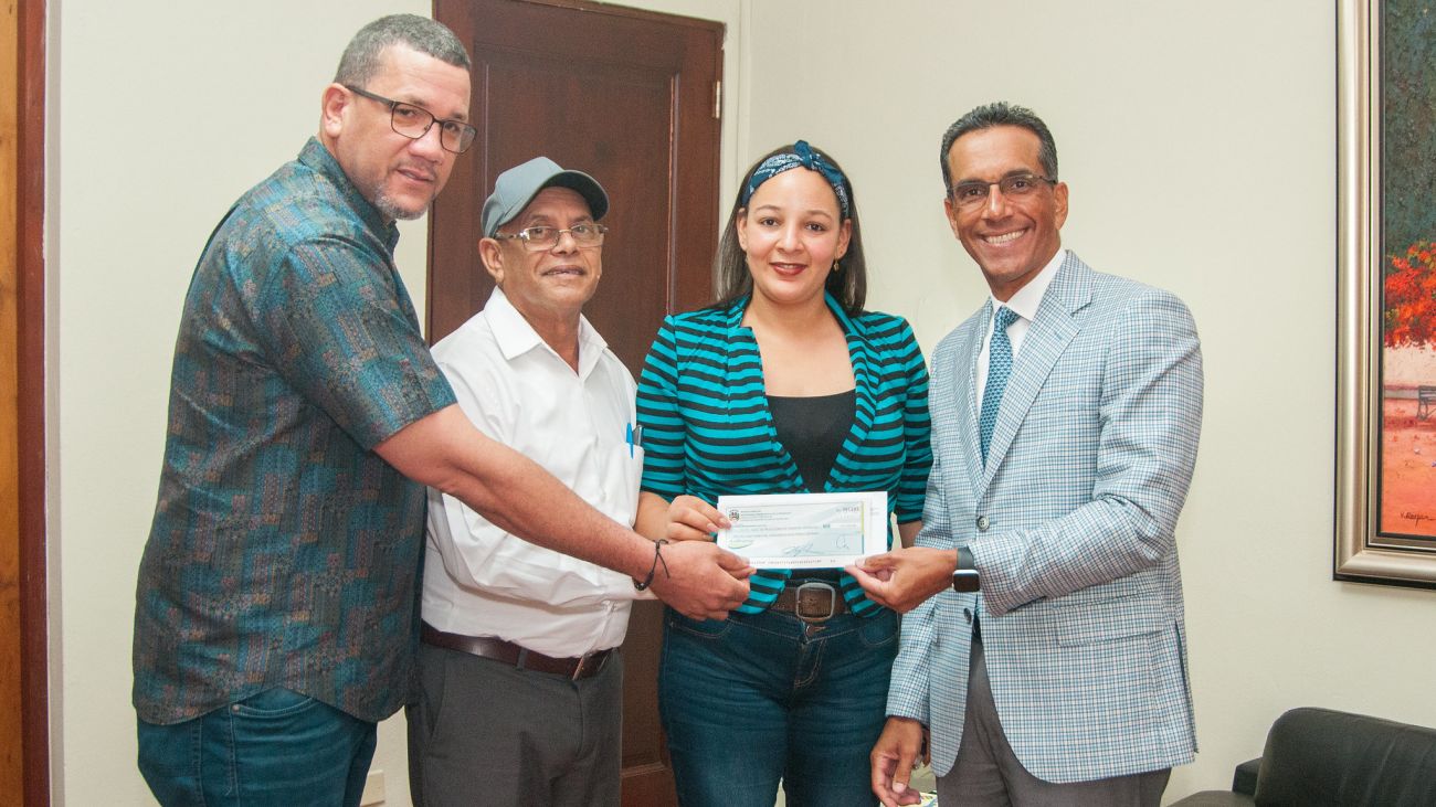 Juan Pumarol entrega cheques a productores fresas y caficultores