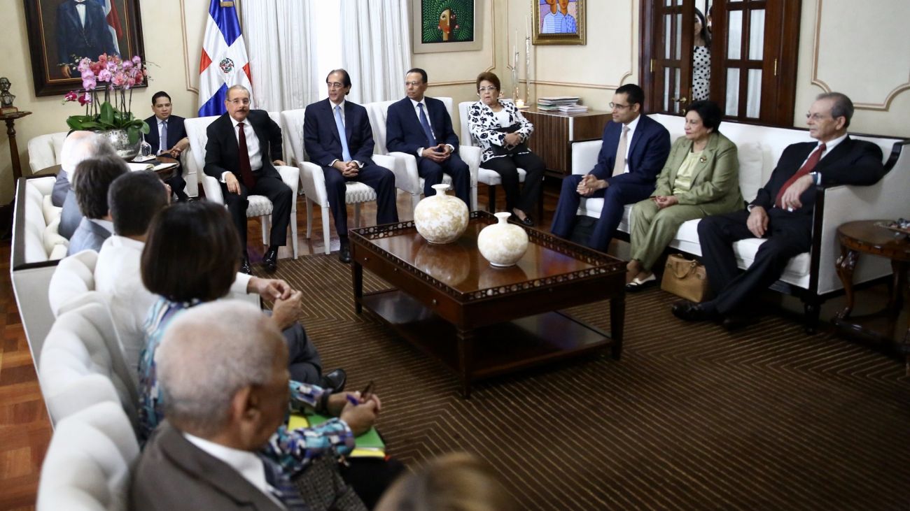 Presidente Danilo Medina encabeza reunión de alto nivel con miembros de la mesa de educación del Gobierno y la Junta Directiva de Acción Empresarial para la Educación (EDUCA)