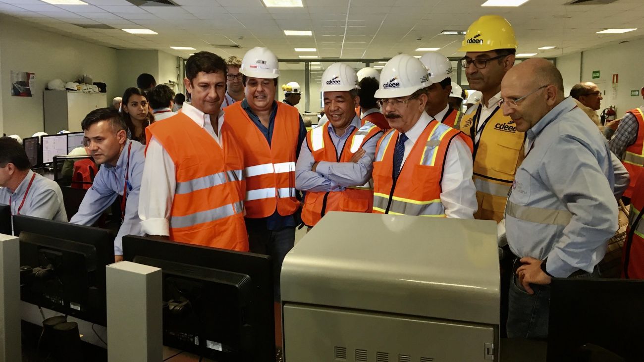 Presidente Danilo Medina escucha explicaciones del vicepresidente de la CDEEE, Rubén Bichara, ingenieros y técnicos de Punta Catalina